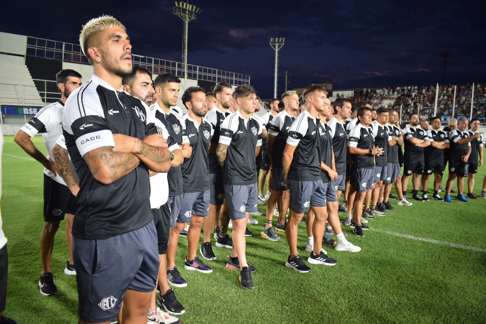 ES HORA DEL DEBUT: CENTRAL CORDOBA RECIBE A RIVER A ESTADIO LLENO