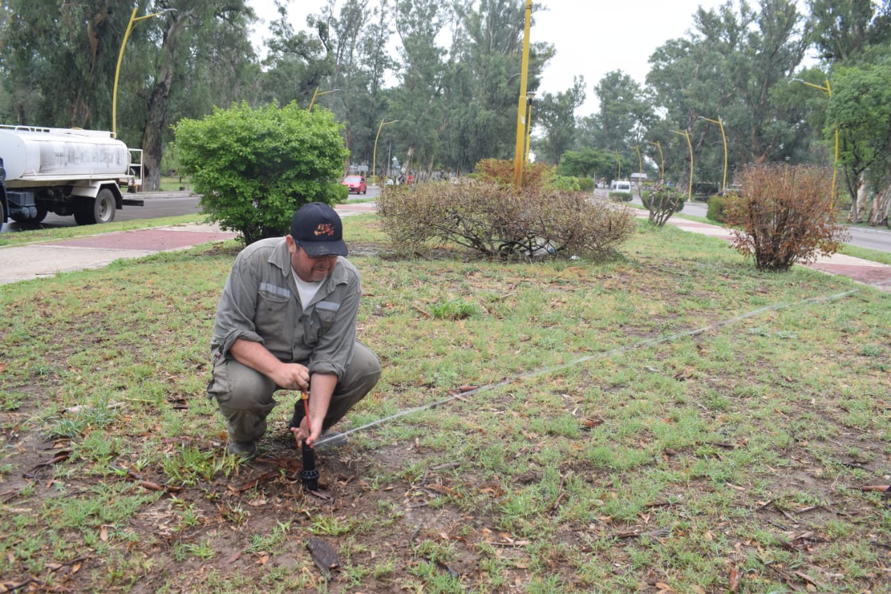 La Municipalidad trabaja para ampliar el riego por aspersión en el parque Aguirre