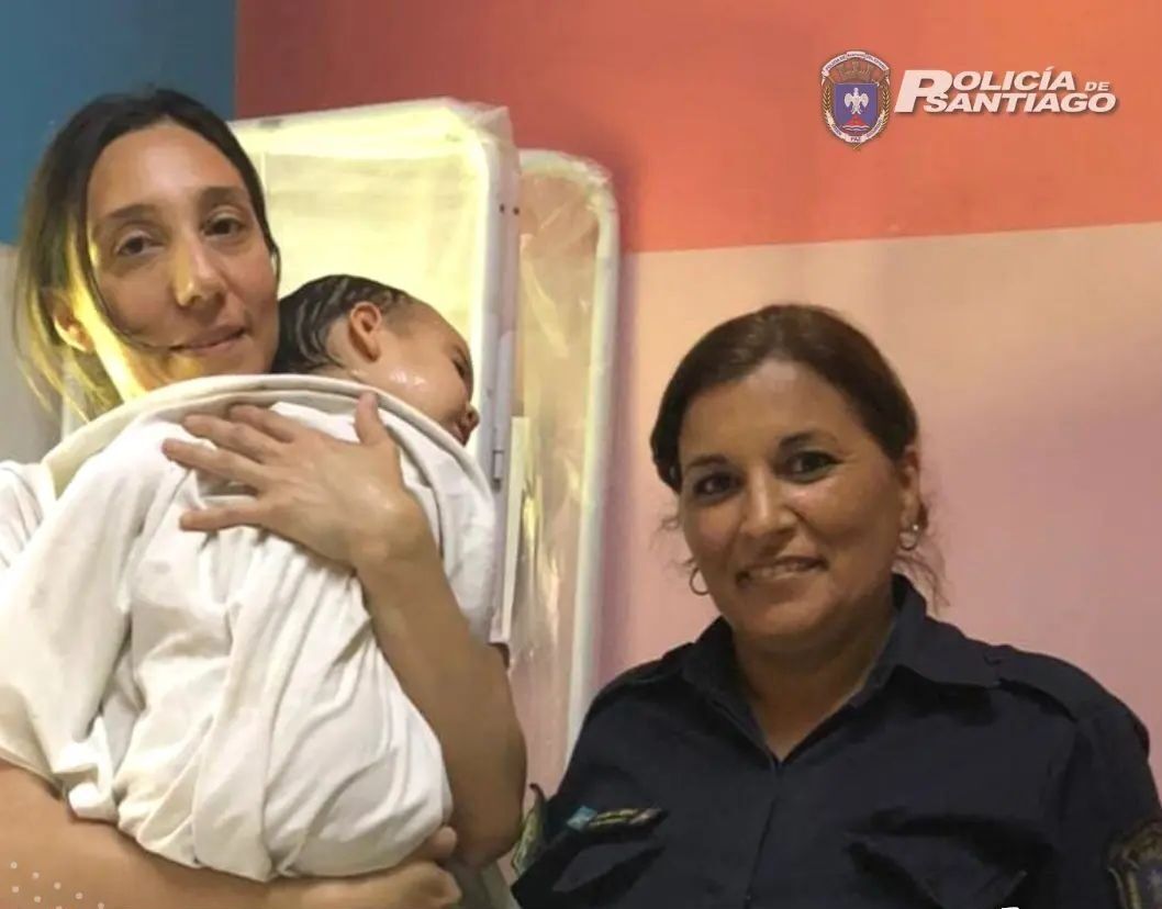 DOS MUJERES POLICÍAS REANIMARON A UN NIÑO QUE CONVULSIONABA EN LA CALLE