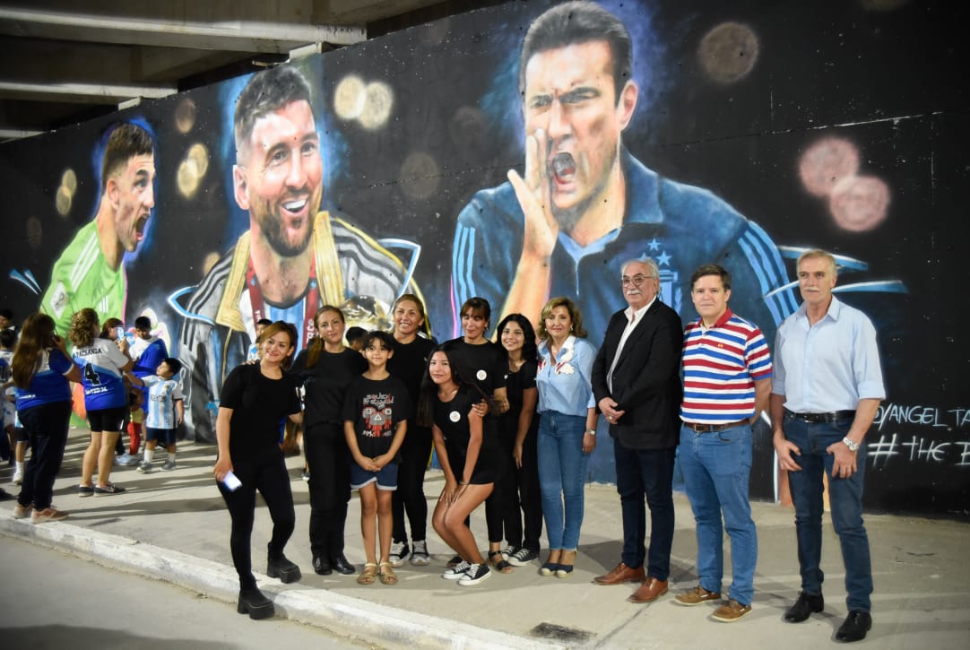 Habilitaron el mural en homenaje a los Campeones del Mundo la intendente Fuentes y el secretario Dapello