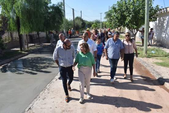 La intendente Fuentes realizó una visita técnica en la obra de pavimento del barrio Independencia