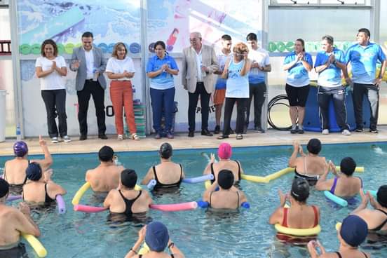 Fuentes y Dapello visitaron las clases gratuitas de aquagym para adultos mayores