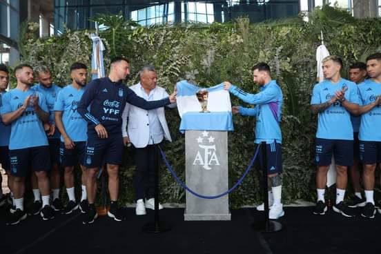 CENTRAL CÓRDOBA: PRESENTE EN EL PREDIO DE A.F.A. POR EL RECONOCIMIENTO A MESSI, EL PRESIDENTE ALFANO JUNTO A EL PULGA RODRIGUEZ Y JESUS SORAIRE