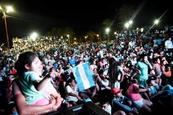 Numerosas familias siguieron el partido de la selección Argentina desde el predio de Santiago es tu Río