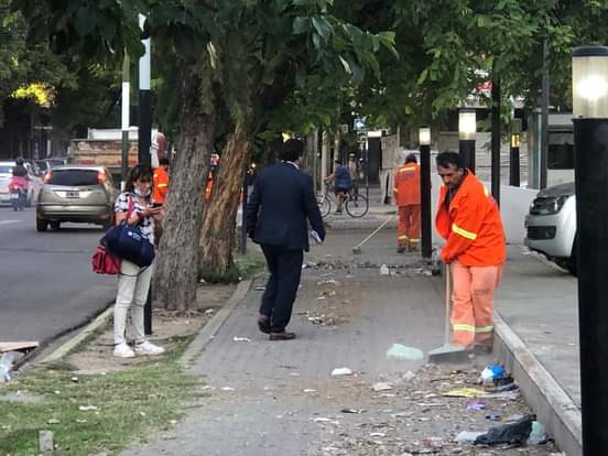 Personal de la Municipalidad realiza trabajos de limpieza tras el evento multitudinario por el partido de la selección