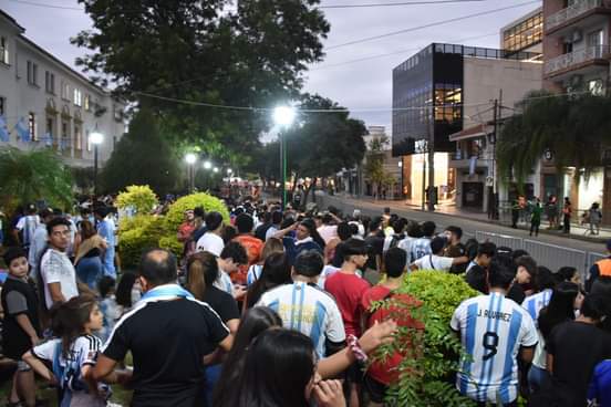 ORGULLO SANTIAGUEÑO: EL GOBERNADOR GERARDO ZAMORA RECIBIO FELICITACIONES POR LA SEGURIDAD Y EL COMPORTAMIENTO  DE TODOS LOS SANTIAGUEÑOS EN LA FIESTA DE LOS CAMPEONES DEL MUNDO