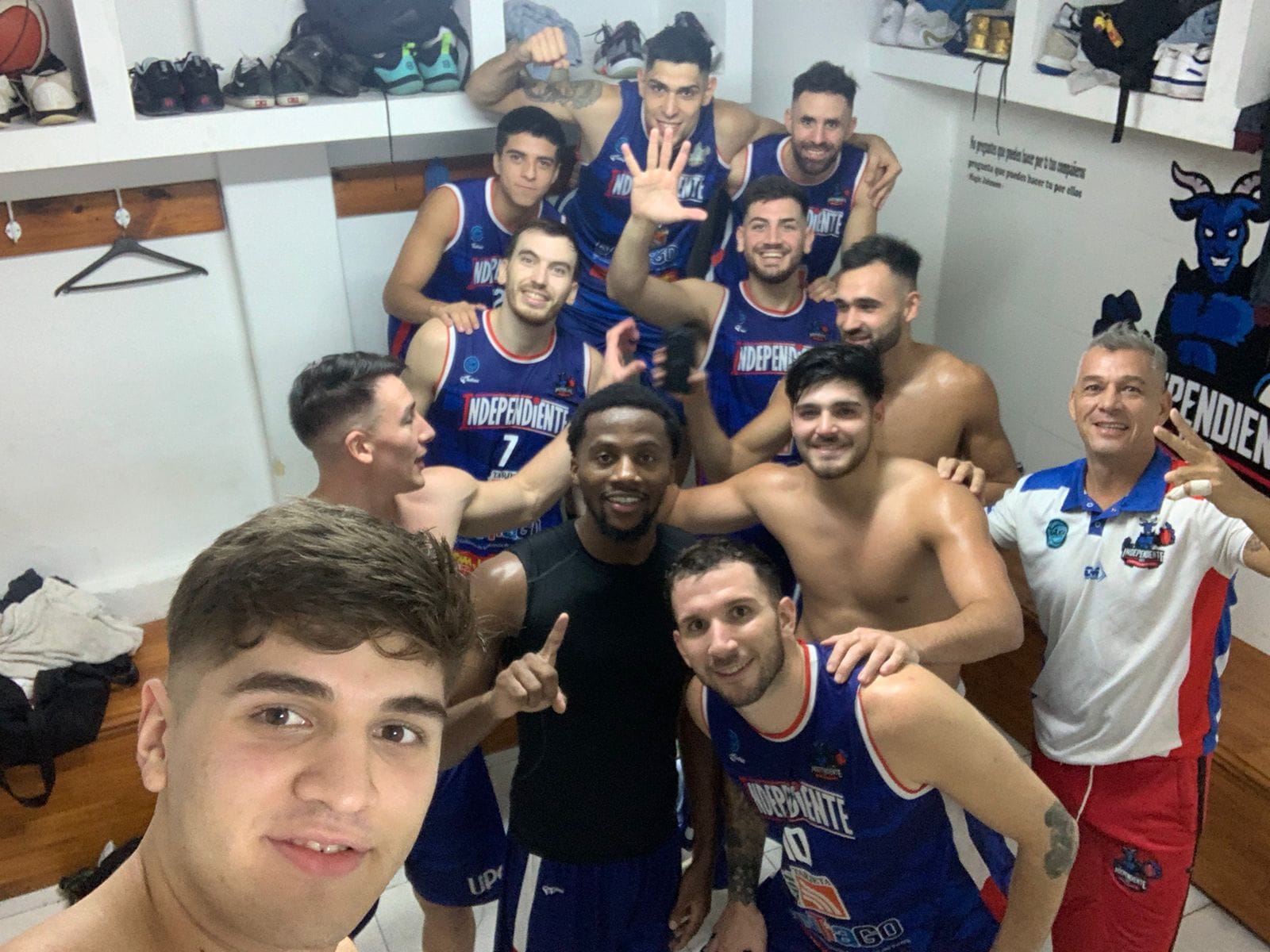 UN DIABLO AZUL  ENTONADO VA EN BUSCA DE LA CLASIFICACIÓN