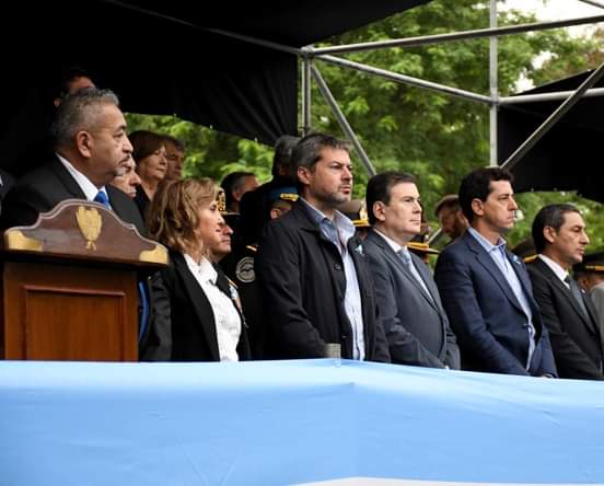 MalvinasArgentinas  ¡Honor y gloria a nuestros héroes!  El gobernador Gerardo Zamora, acompañando por La Intendente Norma Fuentes, los ministros del Interior, Eduardo De Pedro, y de Turismo, Matías Lammensencabezó este domingo por la mañana la ceremonia central por el Día del Veterano y los Caídos en la Guerra de Malvinas