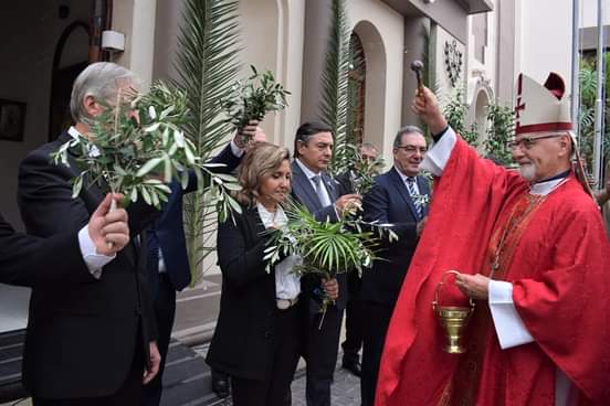 DOMINGO DE RAMOS: Se realizó la bendición de ramos en la explanada de la Municipalidad