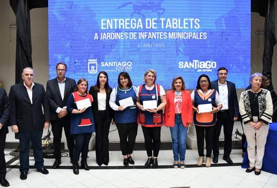 La intendente Fuentes y la ministra de Educación Nassif entregaron tablets a los jardines de infantes de la Municipalidad