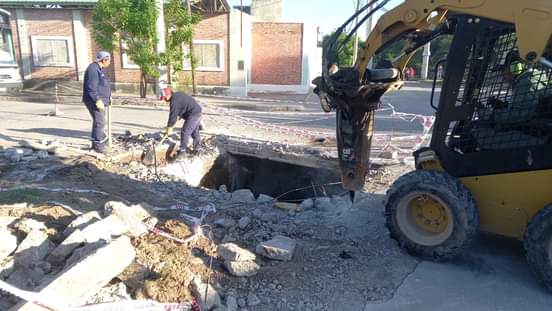 Obras Públicas de la Municipalidad comenzó la reparación de un sector del desagüe de calle Santa Fe